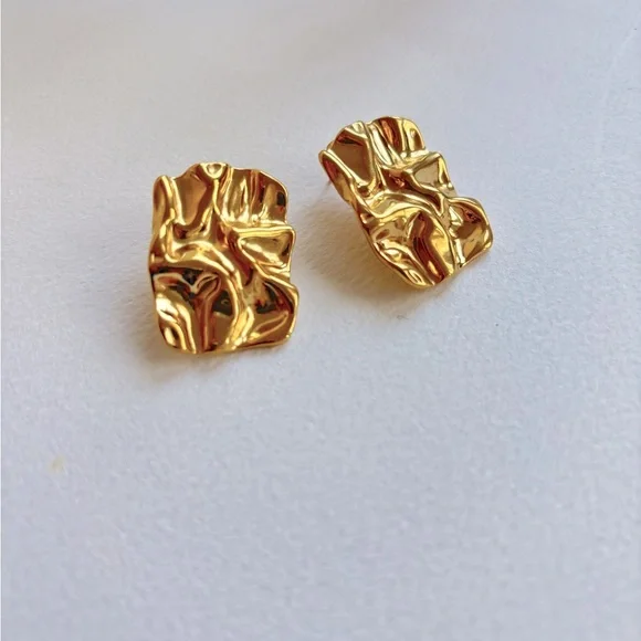 ✨ NWT Gold crinkle statement stud earrings ✨ - Picture 3 of 3